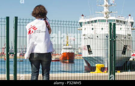 Valencia, Spanien, 17. Juni 2018. Der flüchtling Rettung Schiff "Aquarius", die vor einer Woche aus Italien und Malta abgelehnt wurde zum Hafen angekommen ist. Foto: Daniel Duart/dpa Quelle: dpa Picture alliance/Alamy leben Nachrichten Stockfoto