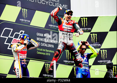 Circuit de Barcelona-Catalunya, Barcelona, Spanien. 17 Juni, 2018. Gran Premi Monster Energy de Catalunya MotoGP von Katalonien, Race Day; (L - R) Platz 2 Marc Marquez der Repsol Honda Motogp Team, Platz 1 Jorge Lorenzo der Ducati Motogp Team und Platz 3 Valentino Rossi der Movistar Yamaha Motogp Team auf dem Podium feiern nach dem Grand Prix von Spanien Quelle: Aktion plus Sport/Alamy leben Nachrichten Stockfoto