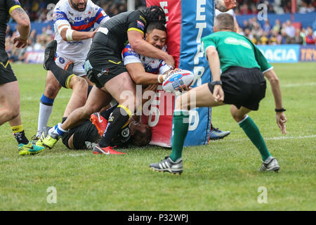 Wakefield, Großbritannien, Sonntag, 17 Juni 2018, Mobile Rakete Stadion, Wakefield, England; Betfred Super League, Wakefield Trinity v Warrington Wölfe; Tinirau Arona von Wakefield Trinity geht über für einen Versuch der Credit: Aktuelles Bilder/Alamy leben Nachrichten Stockfoto