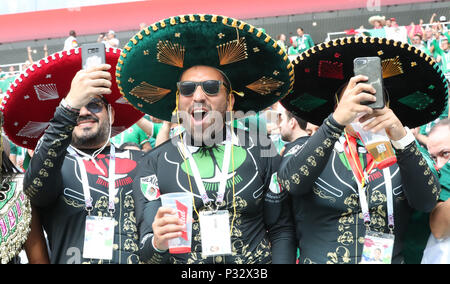 Moskau, Russland. 17 Juni, 2018. Fans von Mexiko jubeln vor einer Gruppe F Match zwischen Deutschland und Mexiko, bei der FIFA Fußball-Weltmeisterschaft 2018 in Moskau, Russland, 17. Juni 2018. Credit: Xu Zijian/Xinhua/Alamy leben Nachrichten Stockfoto