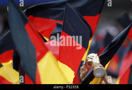 Moskau, Russland. 17 Juni, 2018. Fans von Deutschland jubeln vor einer Gruppe F Match zwischen Deutschland und Mexiko, bei der FIFA Fußball-Weltmeisterschaft 2018 in Moskau, Russland, 17. Juni 2018. Quelle: Cao kann/Xinhua/Alamy leben Nachrichten Stockfoto