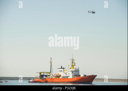 Valencia, Spanien, 17. Juni 2018. Der flüchtling Rettung Schiff "Aquarius", die vor einer Woche aus Italien und Malta abgelehnt wurde zum Hafen angekommen ist. Ein Hubschrauber begleitet die Ankunft des Schiffes. Foto: Daniel Duart/dpa Stockfoto