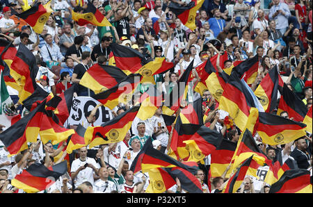 Moskau, Russland. 17 Juni, 2018. Fans von Deutschland jubeln während einer Gruppe F Match zwischen Deutschland und Mexiko, bei der FIFA Fußball-Weltmeisterschaft 2018 in Moskau, Russland, 17. Juni 2018. Quelle: Cao kann/Xinhua/Alamy leben Nachrichten Stockfoto