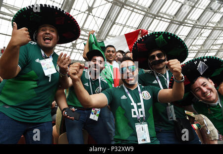 Moskau, Russland. 17 Juni, 2018. Fans von Mexiko jubeln während einer Gruppe F Match zwischen Deutschland und Mexiko, bei der FIFA Fußball-Weltmeisterschaft 2018 in Moskau, Russland, 17. Juni 2018. Credit: Wang Yuguo/Xinhua/Alamy leben Nachrichten Stockfoto