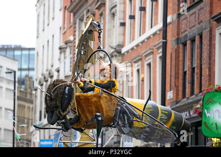 Manchester, UK, 17. Juni 2018. Eine Frau sitzt in einer erhöhten Riesen Biene auf Manchester Tag Parade durch die City, Manchester, 17 Juni, 2018 (C) Barbara Cook/Alamy leben Nachrichten Stockfoto