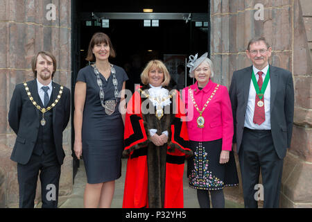 Warrington, Großbritannien, 17. Juni 2018 - Civic Sonntag, Warrington, Cheshire, England, UK. Jedes Jahr, kurz nach dem neu gewählten Bürgermeister kommt ins Büro, ein Dienst ist in der Pfarrkirche statt. Amtsträger aus der Cheshire Bezirk, lokalen Organisationen und Mitglieder der öffentlichkeit sind alle eingeladen, die Einweihung der neuen Bürgermeister von Warrington zu feiern. Quelle: John Hopkins/Alamy leben Nachrichten Stockfoto