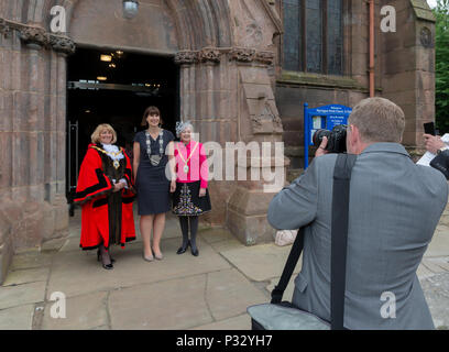 Warrington, Großbritannien, 17. Juni 2018 - Civic Sonntag, Warrington, Cheshire, England, UK. Jedes Jahr, kurz nach dem neu gewählten Bürgermeister kommt ins Büro, ein Dienst ist in der Pfarrkirche statt. Amtsträger aus der Cheshire Bezirk, lokalen Organisationen und Mitglieder der öffentlichkeit sind alle eingeladen, die Einweihung der neuen Bürgermeister von Warrington zu feiern. Quelle: John Hopkins/Alamy leben Nachrichten Stockfoto