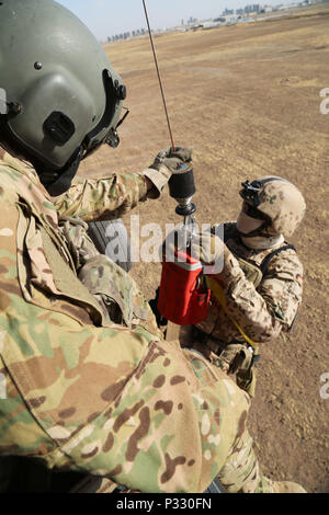 Us-Armee Sgt. Jared Belisle, eine Crew Chief zu Unternehmen C zugeordnet, 1. Allgemeine Unterstützung Aviation Battalion, 111 Aviation Regiment, Task Force Dragon, führt ein deutscher Soldat, wie Er bereitet eine HH-60M Black Hawk Hubschrauber während einer Koalition medevac und Hoist Training übung in Erbil, Irak, Aug 20, 2016 eingeben. Diese Schulung wurde durchgeführt, um zu lehren und zu Deutschen vertraut machen, Niederländische und Finnische Soldaten mit US-Armee medevac Ausrüstung und Verfahren. Mehr als 60 Koalitionspartner haben sich auf das Ziel der Beseitigung der Bedrohung durch den Islamischen Staat Irak ausgeht, und die Levante verpflichtet Stockfoto