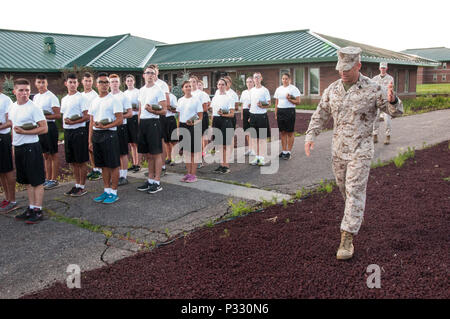 CAMP NAVAJO, Arizona (13. August 2016) – Marine Corps Gunnery Sgt. Jason Dow, der Assistent Marine Offizier Lehrer mit der University of Arizona Naval Reserve Officer Training Corps Einheit weist seinen Zug von Freshman Seekadett Kandidaten wie, 13. August 2016, beim gemeinsamen Neuorientierung Student Training Camp Navajo nach Arizona zu marschieren.  Die einwöchige NSO Ausbildung fand Aug. 12-19 an beide Lager Navajo, Arizona, zusammen mit zwei anderen Universität NROTC Einheiten, und an der University of Arizona in Tucson, Arizona.  Die gemeinsame regionale Ausbildung war die erste kombinierte Entwicklung seiner Art für Stockfoto