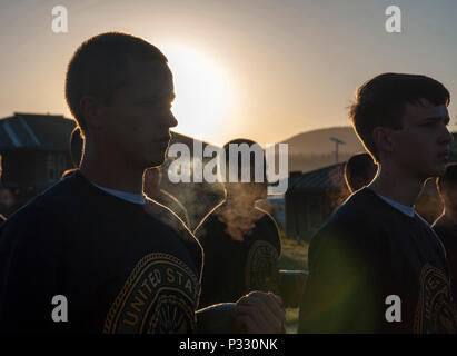 CAMP NAVAJO, Arizona (14. August 2016) – Midshipman Kandidaten mit der University of Arizona Naval Reserve Officer Training Corps Einheit bildet ihren Zug schließen – Bestellung Bohrer und morgen körperliches Training 14. August 2016, Camp Navajo, Arizona, im Rahmen des gemeinsamen Neuorientierung Student Training durchzuführen.  Die einwöchige NSO Ausbildung fand Aug. 12-19, mit der Hälfte kombiniert im Camp Navajo neben Neuling Kandidaten von der University of New Mexico und Arizona State University NROTC Einheiten und die zweite Hälfte der University of Arizona in Tucson, Arizona.  Die gemeinsame regionale Ausbildung war t Stockfoto