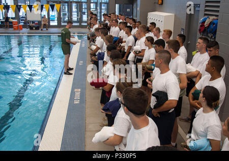 FLAGSTAFF, Arizona (14. August 2016)--Midshipman Kandidaten von drei regionalen Naval Reserve Officer Training Corps-Einheiten erhalten eine Einweisung auf erforderliche Schwimmtechniken vor dem Betreten des Northern Arizona University Pool um ihre grundlegenden schwimmen Qualifikation 14. August 2016, in Flagstaff, Arizona, im Rahmen der gemeinsamen neuen Student Orientierungstraining versuchen.  Die einwöchige NSO Ausbildung fand Aug. 12-19, mit der Hälfte kombiniert in Flagstaff neben Neuling Kandidaten von der University of New Mexico und Arizona State University NROTC Einheiten und an der University of Arizona in der zweiten Hälfte Stockfoto