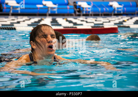 FLAGSTAFF, Arizona (14. August 2016) – Midshipman Kandidat Catalina Mitchell von The University of Arizona Naval Reserve Officer Training Corps Einheit nimmt ein Atemzug während der "Fluch der Schwimmer" Wasser überleben Teil ihrer grundlegenden schwimmen Qualifikation 14. August 2016, am Pool die Northern Arizona University in Flagstaff, Arizona, im Rahmen des gemeinsamen neuen Student Orientierungstraining.  Die einwöchige NSO Ausbildung fand Aug. 12-19, mit der Hälfte kombiniert in Flagstaff neben Neuling Kandidaten von der University of New Mexico und Arizona State University NROTC Einheiten und die zweite Hälfte an der Univ Stockfoto