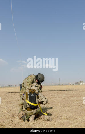 Us-Armee Sgt. Jorge Vasquez, ein Medic mit Unternehmen C, 1. Allgemeine Unterstützung Aviation Battalion, 111 Aviation Regiment, unterstützt ein deutscher Soldat, als er sich selbst in eine Rettung Sitz zu einem HH-60M Black Hawk schwebenden Hubschrauber Overhead während medevac und Hoist Training in der Nähe von Erbil, Irak, Aug 20, 2016 angeschlossenen Träger. Dieses Training wurde die deutsche, die niederländische und die finnische Soldaten zur Verfügung stellt, um die Koalitionspartner mit US-Armee medevac Verfahren und Ausrüstung vertraut zu machen. Die 111 ist derzeit in der Unterstützung von Combined Joint Task Force - inhärenten Lösung bereitgestellt. (U.S. Armee Foto von Personal Sg Stockfoto