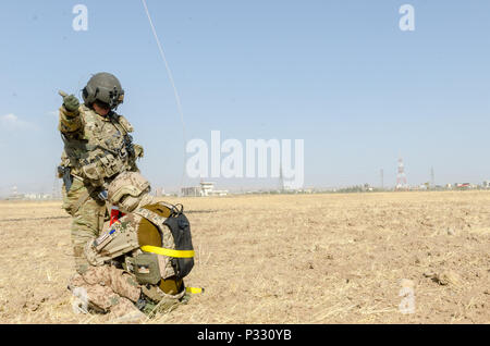 Us-Armee Sgt. Jorge Vasquez, ein Medic mit Unternehmen C, 1. Allgemeine Unterstützung Aviation Battalion, 111 Aviation Regiment, Signale der Mannschaft Leiter von einem schwebenden HH-60M Black Hawk Hubschrauber heben ein Deutscher Soldat in eine Rettung des Sitzes während der medevac und Hoist Training in der Nähe von Erbil, Irak, Aug 20, 2016 gegurtet zu beginnen. Dieses Training wurde die deutsche, die niederländische und die finnische Soldaten zur Verfügung stellt, um die Koalitionspartner mit US-Armee medevac Verfahren und Ausrüstung vertraut zu machen. Die 111 ist derzeit in der Unterstützung von Combined Joint Task Force - inhärenten Lösung bereitgestellt. (U.S. Armee Foto von Personal Stockfoto