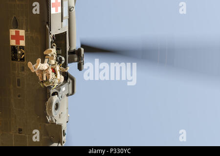 Us-Armee Sgt. Jared Belisle, eine Crew Chief mit Unternehmen C, 1. Allgemeine Unterstützung Aviation Battalion, 111 Aviation Regiment, hilft einem hebezeug Linie, während ein deutscher Soldat auf einem schwebenden HH-60M Black Hawk Hubschrauber während medevac und Hoist Training in der Nähe von Erbil, Irak, Aug 20, 2016 angehoben wird. Dieses Training wurde die deutsche, die niederländische und die finnische Soldaten zur Verfügung stellt, um die Koalitionspartner mit US-Armee medevac Verfahren und Ausrüstung vertraut zu machen. Die 111 ist derzeit in der Unterstützung von Combined Joint Task Force - inhärenten Lösung bereitgestellt. (U.S. Armee Foto: Staff Sgt. Peter J. Stockfoto