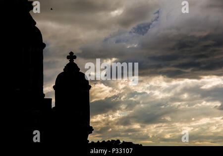 Belem Turm gotischen mittelalterliche Türme mit wunderbaren Himmel bei Sonnenuntergang, in der Nähe von Lissabon in Portugal Stockfoto