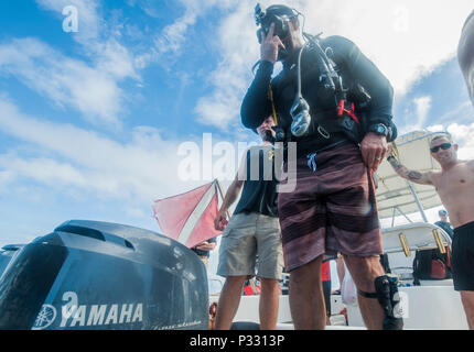 160818-N-WI 365-133 (18. August 2016) USAG Kwajalein Atoll - U.S. Army Sgt. 1. Klasse Chris Kratsas, ein Master Diver auf Verteidigung POW/MIA Accounting Agentur zugeordnet, bereitet das Wasser um ein wasserflugzeug Wrack in den Gewässern der US-Armee Garnison Kwajalein Atoll zu untersuchen. Die Mission der Verteidigung POW/MIA Accounting Agentur ist die möglichst vollständige Buchhaltung für unsere fehlenden Personal zu ihren Familien und der Nation zu stellen. Für alle, die getötet-in-Aktion, das Rechnungswesen der Gemeinschaft aufgeladen ist mit Ortung, Wiederherstellung und Ermittlung ihrer bleibt. Mehr als 83.000 Amerikaner bleiben missin Stockfoto