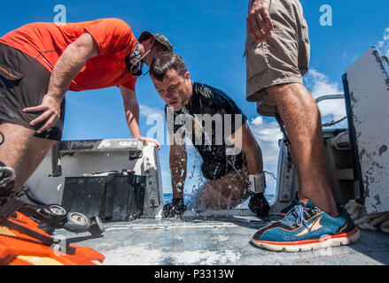 160817-N-WI 365-161 (18. August 2016) USAG Kwajalein Atoll - US-Armee Kapitän Troy Davidson, auf Verteidigung POW/MIA Accounting Agentur zugeordnet, kehrt von einem Taucher nach einer Untersuchung ein wasserflugzeug Wrack in den Gewässern der US-Armee Garnison Kwajalein-atoll. Die Mission der Verteidigung POW/MIA Accounting Agentur ist die möglichst vollständige Buchhaltung für unsere fehlenden Personal zu ihren Familien und der Nation zu stellen. Für alle, die getötet-in-Aktion, das Rechnungswesen der Gemeinschaft aufgeladen ist mit Ortung, Wiederherstellung und Ermittlung ihrer bleibt. Mehr als 83.000 Amerikaner fehlt bleiben aus dem Zweiten Weltkrieg, die K Stockfoto