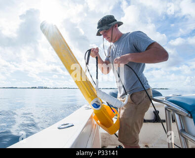 160819-N-WI 365-016 (19 August 2016) USAG Kwajalein Atoll - US-Armee PFC Timothy Funken, einen Taucher in 7 Ingenieur Dive zugeordnet, bereitet abschleppen Website sonar für mögliche Wracks in den Gewässern der US-Armee Garnison Kwajalein Atoll zu untersuchen. Die Mission der Verteidigung POW/MIA Accounting Agentur ist die möglichst vollständige Buchhaltung für unsere fehlenden Personal zu ihren Familien und der Nation zu stellen. Für alle, die getötet-in-Aktion, das Rechnungswesen der Gemeinschaft aufgeladen ist mit Ortung, Wiederherstellung und Ermittlung ihrer bleibt. Mehr als 83.000 Amerikaner fehlt bleiben aus dem Zweiten Weltkrieg, der Kore Stockfoto