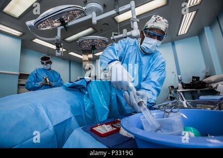 160823-N-CV 785-127 Padang, Indonesien (Aug. 23, 2016) U.S. Navy Hospital Corpsman 1. Klasse Valdivio Reid, aus New York, füllt eine Spritze mit Kochsalzlösung während einer Operation an Bord Hospital Ship USNS Mercy (T-AH 19), während der Pacific Partnerschaft 2016. Dies ist bereits das fünfte Mal, Pazifische Partnerschaft Indonesien besucht hat. Partner Nationen arbeiten Seite an Seite mit lokalen Organisationen während Disaster Response Training, Tiefbau, Frauen, Frieden und Sicherheit Seminare, medizinische Experten Austausch und eine Live Bereich training Übung zur Verbesserung der Kapazitäten der lokalen Regierung Stockfoto