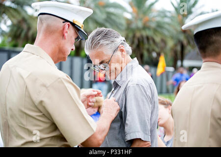 Der Befehlshaber der Marine Reserve, Generalleutnant Rex McMillian, (links), Pin eine Pin der Ehre auf dem Hemd des ehemaligen Marine Sailor Marlan Maloy, während der kranzniederlegung und Gedenkfeier an der Vietnam Veterans Memorial Moving Wall im City Park, New Orleans, La., gehalten 27.08.2007 2016. Die beweglichen Wand ist ein Reisen die Hälfte Nachbau des Vietnam Veterans Memorial, die das Land touren die Männer und Frauen, die im Vietnam Konflikt serviert zu ehren. Stockfoto