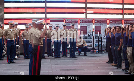 Lieutenant General Rex C. McMillian, Kommandierender General der Marine Reserve, führt das Marine Corps poolees, bald zu den Rekruten werden, da sie den Eid der Dienstzeit am Times Square, Aug 29., 2016. Marines, aktive und Reserve, feierten das 100-jährige Jubiläum der Marine Reserve neben Marine Veteranen, poolees, und die Mitglieder der Polizei von New York und der Feuerwehr von New York. Der Eid der Rekrutierung ist einer der ersten Schritte einer zivilen Vor zu Boot Camp gehen, eine Marine zu werden. Stockfoto