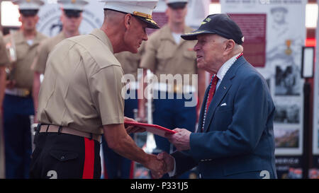 Lieutenant General Rex C. McMillian, Kommandierender General der Marine Reserve, ehrt Oberst Jonathan Mendes, den Zweiten Weltkrieg und Koreakrieg Veteran, während einer Zeremonie im Times Square, Aug 29., 2016. Marines, aktive und Reserve, feierten das 100-jährige Jubiläum der Marine Reserve neben Marine Veteranen, neue Rekruten, und die Mitglieder der Polizei von New York und der Feuerwehr von New York. Mendes diente 32 Jahre lang in der Marine Corps, und war verantwortlich für die Ausbildung der legendären Astronaut John Glenn und Marine. Stockfoto