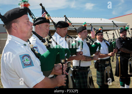 Die Mitglieder des New York Police Department Emerald Gesellschaft die Marines Hymne während einer Gedenkveranstaltung für zwei Finden Marines aus Brooklyn 6. Kommunikation Bataillon an Floyd Bennett Field, Aug 30, 2016 durchführen. Sgt. Maj. Michael S. Curtin und Gunnery Sgt. Matthew D. Garvey, Ersthelfer mit Polizei, Feuerwehr der Stadt, verloren ihr Leben auf das World Trade Center am 11. Zu ihrem Andenken bewahren, Marinekorps-reserve Center Brooklyn eingeweiht die Curtin Garvey Komplex und ein 9/11 Monument, teilweise mit Stahl aus dem World Trade Center. Die Gedenkveranstaltung wird Stockfoto