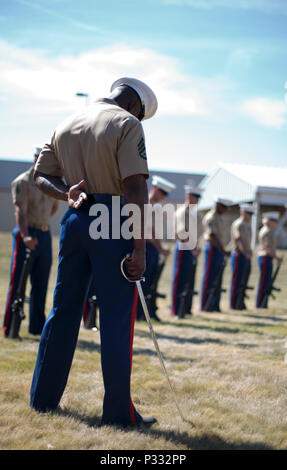 Marines aus Brooklyn 6. Kommunikation Bataillon Bogen ihre Köpfe während einer Gedenkveranstaltung für zwei Finden Marines aus der Einheit an Floyd Bennett Field, Aug 30., 2016. Sgt. Maj. Michael S. Curtin und Gunnery Sgt. Matthew D. Garvey, Ersthelfer mit Polizei, Feuerwehr der Stadt, verloren ihr Leben auf das World Trade Center am 11. Zu ihrem Andenken bewahren, Marinekorps-reserve Center Brooklyn eingeweiht die Curtin Garvey Komplex und ein 9/11 Monument, teilweise mit Stahl aus dem World Trade Center. Die Gedenkveranstaltung wird in Verbindung mit dem US Marine Corps gehalten Stockfoto