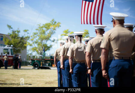 Marines aus Brooklyn 6. Kommunikation Bataillon stand auf Aufmerksamkeit während einer Gedenkveranstaltung für zwei Finden Marines aus Ihrer Einheit an Floyd Bennett Field, Aug 30., 2016. Sgt. Maj. Michael S. Curtin und Gunnery Sgt. Matthew D. Garvey, Ersthelfer mit Polizei, Feuerwehr der Stadt, verloren ihr Leben auf das World Trade Center am 11. Zu ihrem Andenken bewahren, Marinekorps-reserve Center Brooklyn eingeweiht die Curtin Garvey Komplex und ein 9/11 Monument, teilweise mit Stahl aus dem World Trade Center. Die Gedenkveranstaltung wird in Verbindung mit der US-Marine statt Stockfoto