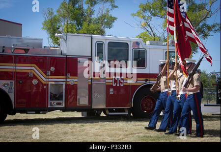 Eine Color Guard aus Brooklyn 6. Kommunikation Bataillon zieht sich die Farben während einer Gedenkveranstaltung für zwei Finden Marines aus Ihrer Einheit an Floyd Bennett Field, Aug 30., 2016. Sgt. Maj. Michael S. Curtin und Gunnery Sgt. Matthew D. Garvey, Ersthelfer mit Polizei, Feuerwehr der Stadt, verloren ihr Leben auf das World Trade Center am 11. Zu ihrem Andenken bewahren, Marinekorps-reserve Center Brooklyn eingeweiht die Curtin Garvey Komplex und ein 9/11 Monument, teilweise mit Stahl aus dem World Trade Center. Die Gedenkveranstaltung wird in Verbindung mit dem US-amerikanischen "M-" Stockfoto