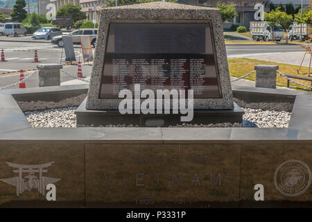 Die U.S. Navy Seabees unterhält das 1st Marine Aircraft Wing Vietnam Memorial auf der Marine Corps Air Station Iwakuni, Japan, um Mitglieder des Vietnamkriegs zu ehren. Das im Mai 1972 erbaute Denkmal zeigt einen schwarz-roten Torii und gravierte Namen der Gefallenen, die Respekt und die Freundschaft mit Japan symbolisieren. Die Worte auf dem Denkmal lauteten: "In memoriam, mit dankbarem Gedenken für diejenigen, die ihr Leben vor uns gegeben haben." Die Seabees stellen sicher, dass das Denkmal für Gedenkzwecke und öffentliche Reflexionen erhalten bleibt. Stockfoto