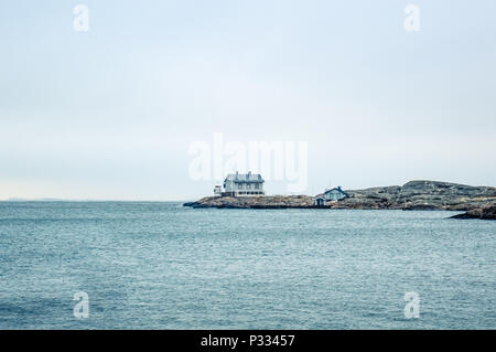 Winzigen blauen Leuchtturm auf schwedische Küste Pastell blau Stockfoto