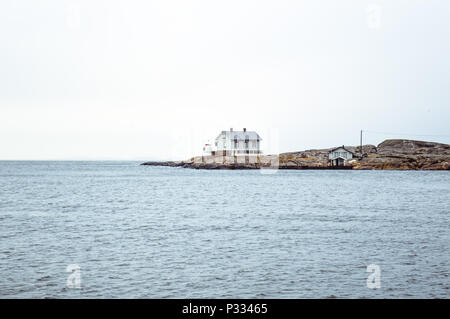 Winzigen blauen Leuchtturm auf schwedische Küste Pastell blau Stockfoto