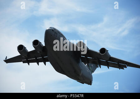 WESTHAMPTON BEACH, NY-Pararescuemen und zur Bekämpfung der Rettung Offiziere (auch als PJ's und CRO's, bzw. bekannt) Durchführung von Schulungen springt von der Rückseite einer C-17 Globemaster über FS Gabreski ANG am 30. August 2016. Die C-17, die von McChord Feld geflogen, fallengelassen Rettungskräfte mehrmals während des Tages. (US Air National Guard/Staff Sergeant Christopher S. Muncy/freigegeben) Stockfoto