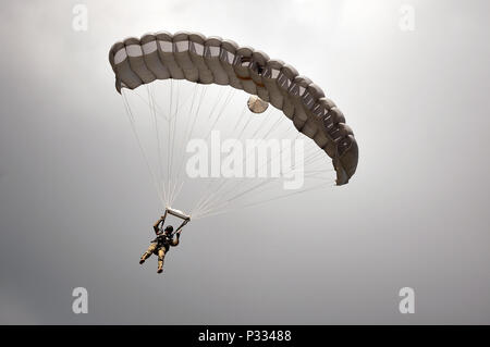 WESTHAMPTON BEACH, NY-Pararescuemen und zur Bekämpfung der Rettung Offiziere (auch als PJ's und CRO's, bzw. bekannt) Durchführung von Schulungen springt von der Rückseite einer C-17 Globemaster über FS Gabreski ANG am 30. August 2016. Die C-17, die von McChord Feld geflogen, fallengelassen Rettungskräfte mehrmals während des Tages. (US Air National Guard/Staff Sergeant Christopher S. Muncy/freigegeben) Stockfoto