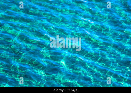 Fast künstlichen blauen Wasser von einem ruhigen Fluss Stockfoto