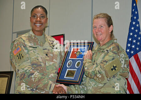 Oberstleutnant Octavia Coleman, Kommandeur der Armee Field Support Battalion - Hawaii, stellt Generalmajor Susan Davidson, Kommandierender General des 8 Theater Sustainment Command, mit einer Plakette ihr danken für das Sprechen an der Gleichberechtigung von Frauen Tag Einhaltung 29. August an 25 Sustainment Brigade Speisesaal auf Schofield Kasernen, Hawaii. (Foto: Staff Sgt. Taresha Hill, 8 MP Brigade Public Affairs/Sgt. Heinrich, 8. TSC Public Affairs) Stockfoto