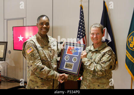 Oberstleutnant Octavia Coleman, Kommandeur der Armee unterstützen Battalion-Hawaii, stellt Generalmajor Susan Davidson, Kommandierender General des 8 Theater Sustainment Command, mit einer Plakette ihr danken für das Sprechen an der Gleichberechtigung von Frauen Tag Einhaltung 29. August an 25 Sustainment Brigade Speisesaal auf Schofield Kasernen, Hawaii. (Foto von Sgt. Jon Heinrich, 8. TSC Public Affairs/freigegeben) Stockfoto