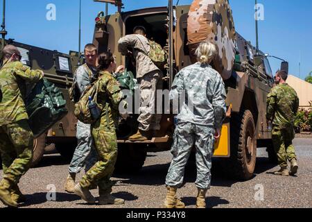 Us-Marines und Soldaten, Australische Soldaten, und der Volksbefreiungsarmee Soldaten bereiten Sie Ihre erste Lage für Übung Kowari im Northern Territory, Australien, 28. August 2016 zu verschieben. Der Zweck der Übung Kowari sollen die Vereinigten Staaten, Australien und China's Freundschaft und Vertrauen, die trilaterale Zusammenarbeit in der Indo-Asia-Pazifik-Region. (U.S. Marine Corps Foto von Lance Cpl. Osvaldo L. Ortega III/Freigegeben) Stockfoto