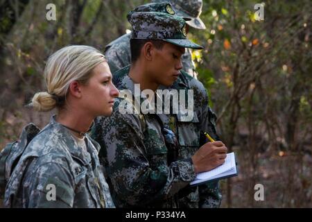 Us-Marines und Soldaten, Australische Soldaten, und der Volksbefreiungsarmee Soldaten machen Sie sich Notizen während der Übung Kowari im Northern Territory, Australien, 28. August 2016. Der Zweck der Übung Kowari sollen die Vereinigten Staaten, Australien und China's Freundschaft und Vertrauen, die trilaterale Zusammenarbeit in der Indo-Asia-Pazifik-Region. (U.S. Marine Corps Foto von Lance Cpl. Osvaldo L. Ortega III/Freigegeben) Stockfoto