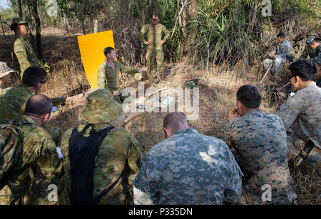 Australische Armee Sgt. Steve Ellis, Mitte links, von Nordwesten Mobile Kraft gibt, australischen, US-amerikanischen und chinesischen Personal ein Überleben Lektion während der Trainingsphase der Übung Kowari, in der Daly River Region des Northern Territory statt, am 29. August 2016. Kowari ist eine australische Armee-gehostete überleben Fähigkeiten trainieren, die Zusammenarbeit im Bereich der Verteidigung zwischen den Truppen aus den USA, Australien und China zu erhöhen. (Australian Defence Force Foto von Cpl. Jake Sims) Stockfoto