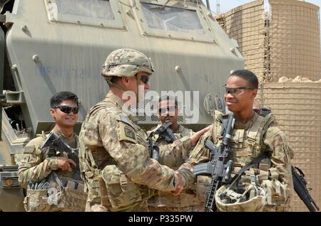 Lt. Gen Stephen J. Townsend, Mitte, Kommandeur der Combined Joint Task Force - inhärenten Lösen, würdigt Spc. Nathan Wedgeworth, rechts, einen artilleristen mit 3.BATAILLON bereitgestellt, 321 Artillerie Regiment, bei Kara Soar Base, Irak, August 2016. Die Artillerie bei Kara Soar Basis dienen zwei Rollen: zu bieten Schutz für die Koalition und die irakischen Sicherheitskräfte und ISF Boden Manöver zu unterstützen, zu besiegen, Da'esh (ein arabischer Akronym für ISIL). Die Mission des inhärenten lösen, indem sie Da'esh im Irak und in Syrien Niederlage durch die Unterstützung der Regierung des Irak mit Trainern, advi Stockfoto