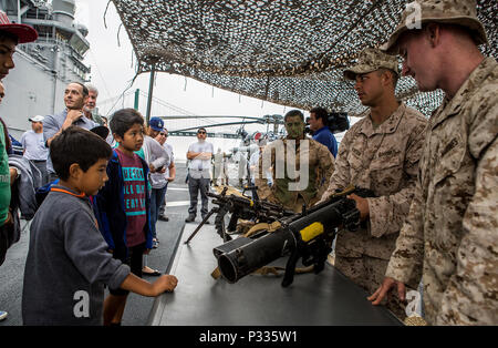 US-Marines des 3. Bataillons, 5. Marine-Regiments, zeigen verschiedene Waffensysteme an Bord der USS America (LHA 6) während der Los Angeles Fleet Week, 1. September 2016. Das amphibische Angriffsschiff ist im Hafen von Los Angeles angedockt, um die Öffentlichkeit zu sehen. Die Marines demonstrieren Feuerwaffen, taktische Ausrüstung und Ausrüstung, um die Öffentlichkeit aufzuklären und einzubeziehen. Die Flottenwoche fördert das Verständnis der Marineoperationen, der Fähigkeiten des Marine Corps und der Reichweite der militärischen Gemeinschaft. Die Veranstaltung umfasst Schiffstouren und interaktive Vorführungen, die die Servicebereitschaft hervorheben. Stockfoto