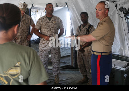 Us Marine Corps Oberstleutnant Nathan bestaunen, kommandierender Offizier für die Task Force Los Angeles, besuche Matrosen der 1. Medizinischen Bataillon,, 1. Marine Logistik Gruppe besprechen, was Sie sind die lokale Gemeinschaft in der Ersten Flotte Woche in Los Angeles, Calif., Aug 31, 2016 angezeigt. Segler mit der 1. Medizinischen Bataillon können komplette medizinische und zahnmedizinische Betreuung auch während der Einheiten eingesetzt werden. Diese Funktion hilft, die Navy-Marine Corps Team eine eigenständige und zuverlässige weltweite maritime Response Force. (U.S. Marine Corps Foto von Lance Cpl. Tyler Harrison) Stockfoto