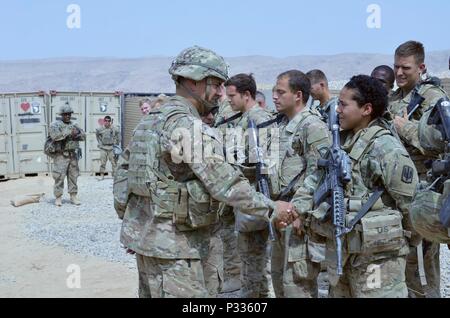 Lt. Gen Stephen J. Townsend, Mitte, Kommandeur der Combined Joint Task Force - inhärenten Lösen, Awards, eine Münze zu Spc. Miesha Richardson, ein artillerywoman mit 3.BATAILLON bereitgestellt, 321 Artillerie Regiment, bei Kara Soar Base, Irak, August 2016. Combined Joint Task Force-Operation inhärenten Lösen ist eine multinationale Anstrengung zu schwächen und Islamischer Staat im Irak und der Levante Operationen im Nahen Osten zerstören und rund um die Welt. (U.s. Marine Corps Foto vom Kapitän Ryan Alvis) Stockfoto