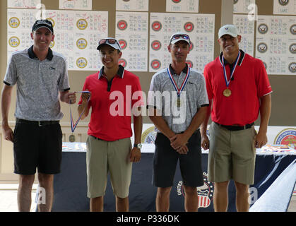 Top Mann Golfspieler der 2016 Streitkräfte Golf Meisterschaft in Fort Jackson, S.C. 20-23 August. Von links nach rechts: Bronze- medaillengewinner (gebunden) Armee Capt Ryan Allred von West Point, New York, und Air Force 1 Lt Miguel Macias der Wright-Patterson AFB in Ohio links; Silbermedaillengewinner Army Chief Warrant Officer 3 Brian King von Fort Rucker, Ala, und Meister 2016, Air Force 1 Lieutenant Kyle Westmoreland von Charleston AFB, SC Stockfoto