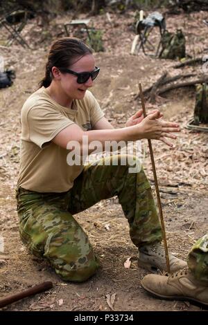 Australische Armee Soldat Pvt. O'Sullivan Melanie versucht, ein Feuer im Northern Territory, Australien, 30. August 2016 zu starten. Die Teilnehmer lernen, überleben Fähigkeiten während der Übung Kowari, eine Übung zur Verbesserung der USA, Australien und China's Freundschaft und Vertrauen, die trilaterale Zusammenarbeit in der Indo-Asia-Pazifik-Region. (U.S. Marine Corps Foto von Lance Cpl. Osvaldo L. Ortega III/Freigegeben) Stockfoto