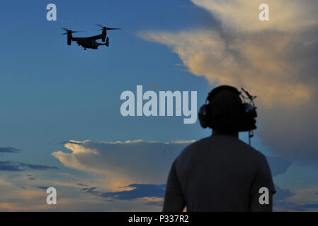 Senior Airman Kirt Schilde, eine Crew Chief mit dem 801St Special Operations Aircraft Maintenance Squadron, Uhren als CV-22B Osprey Kipprotor-flugzeug an hurlburt Field, Fla., Aug 18, 2016 eintrifft. Mannschaft Leiter mit der 801St SOAMXS sicherzustellen, dass Flugzeuge sind bereit, jederzeit zu fliegen bekämpfen bereit, jederzeit und überall zur Verfügung zu stellen. (US Air Force Foto von Airman 1st Class Joseph aus.) Stockfoto