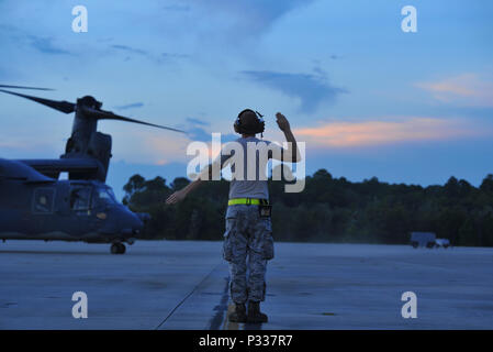 Senior Airman Kirt Schilde, eine Crew Chief mit dem 801St Special Operations Aircraft Maintenance Squadron, führt ein CV-22B Osprey Kipprotor-flugzeug an hurlburt Field, Fla., Nov. 18, 2016. Mannschaft Leiter mit der 801St SOAMXS sicherzustellen, dass Flugzeuge sind bereit, jederzeit zu fliegen bekämpfen bereit, jederzeit und überall zur Verfügung zu stellen. (US Air Force Foto von Airman 1st Class Joseph aus.) Stockfoto